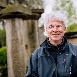 Historisches Baumaterial in naturnahen Gärten